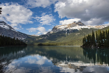 Fototapeta na wymiar Emerald Lake is located in Yoho National Park, British Columbia, Canada. It is the largest of Yoho's 61 lakes and ponds, as well as one of the park's premier tourist attractions.