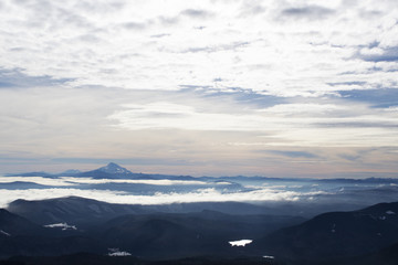 Fototapeta na wymiar Foggy horizon with Mt Jefferson in the distance