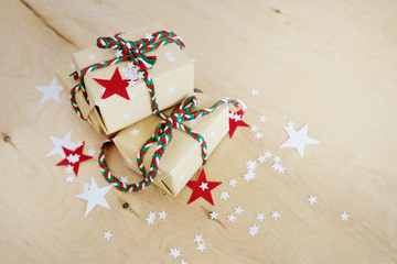 Obraz premium Christmas gifts in Kraft to packing on a wooden background