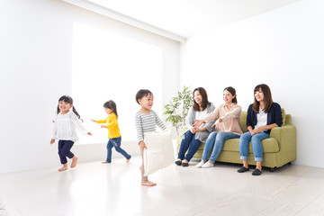 Fototapeta premium ママ友と子どもたち