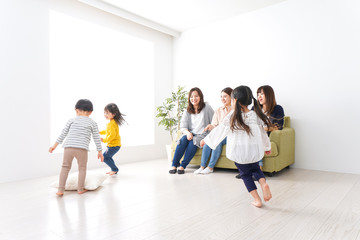 Fototapeta premium ママ友と子どもたち