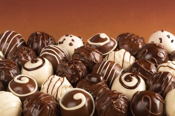 Dark, milk and white chocolate candies / pralines / truffles