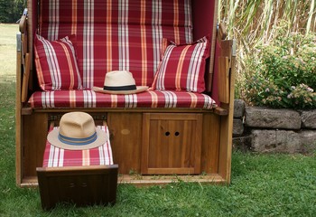 Mit einem Panamahut und einem Stetson hat der Urlaubsgast den Strandkorb reserviert