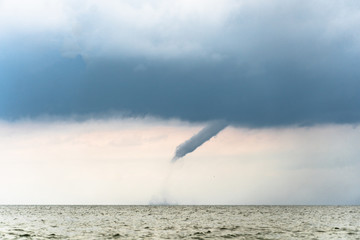 Tornado over the sea - obrazy, fototapety, plakaty
