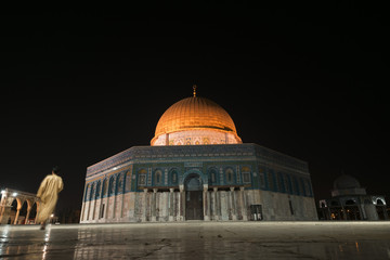 Obraz premium Al-Aqsa Mosque, Jerusalem's holiest mosque in Jerusalem. Dome of the Rock, an Islamic shrine located on the Temple Mount in the Old City.
