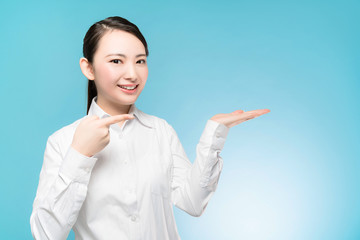 勧める女性