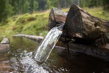 Erfrischende, klare Wasserquelle