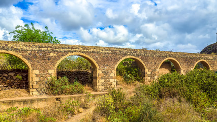 Fototapeta na wymiar Aqueduct in der Landschaft auf Cran Canaria