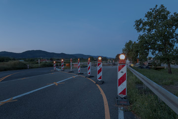 Baustelle bei Nacht an einer Landstrasse