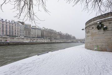 Paris et les quais des seine sous la neige