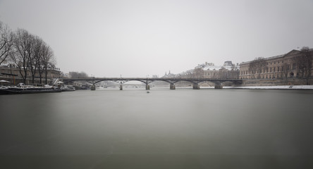 Paris et les quais des seine sous la neige