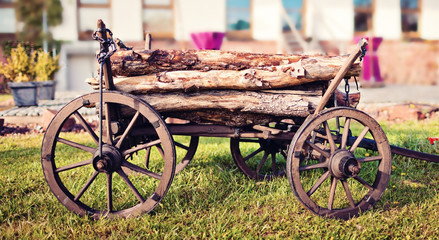 Dekorativer historischer Holzwagen