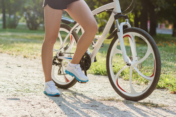 Naklejka premium Young sporty woman with a bike, soft focus background