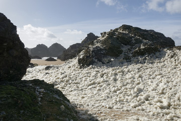 Roches couvertes d'écume