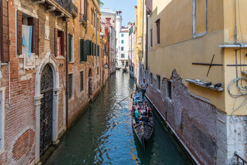 Fototapeta na wymiar Kanal in Venedig mit einer Gondel