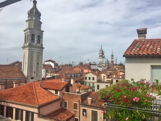 Obraz premium Residential rooftop view over venice italy on a cloudy day 
