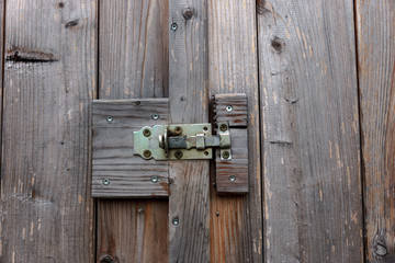 Holztor mit Schloss