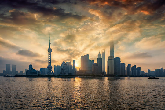 Sonnenuafgang über der urbanen Skyline von Shanghai hinter dem Huangpu Fluss, China