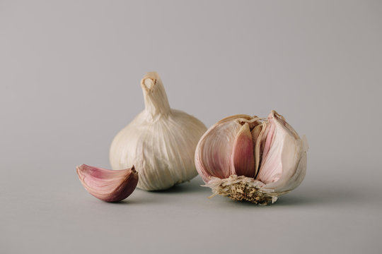 Unpeeled heads of garlic