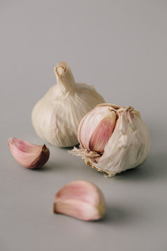 Unpeeled heads of garlic