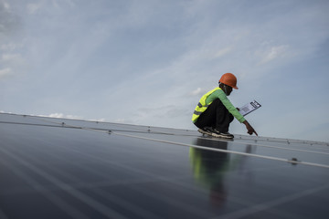 Fototapeta na wymiar Technician engineer checks the maintenance of the solar cell panels.