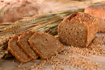 Vollkornbrot mit Getreide, angeschnitten, Brotscheiben, mit Brotlaib im Hintergrund, auf...