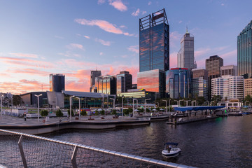 Skyline von Perth bei Sonnenuntergang