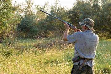 Hunter with a German trotter and spaniel, hunting a pheasant with dogs