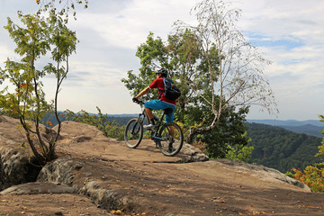 Fototapeta na wymiar Mountainbiker genießt die Aussicht