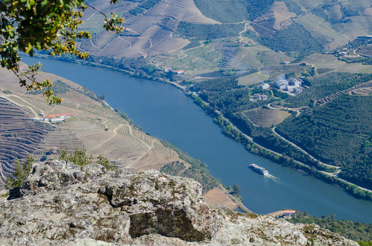 Rio Douro desde el mirador de Sao Leonardo de Galafura, Peso da Regua. Portugal.