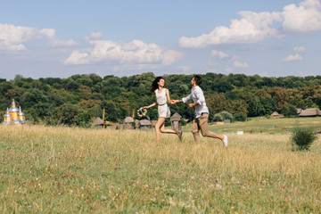 Naklejka premium lovers running in the field