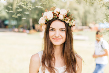 Naklejka premium portrait of a girl with a wreath of roses