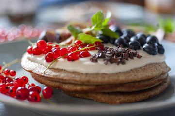 Pancake-Frühstück mit Quark und Beeren
