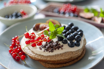 Pancakes mit frischen Beeren