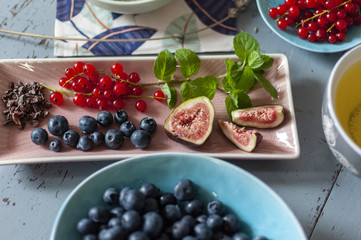 Pancakes oder Pfannkuchen mit Yoghurt und Beeren frisch angerichtet