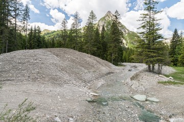 Stein Aushub eines Gebirgsbachs am Schlierersee im Naturpark Riedingtal Zederhaus, Österreich