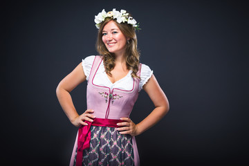 Hübsche Frau im bayerischen Dirndl 