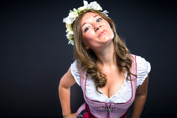 Hübsche Frau im bayerischen Dirndl 