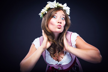 Hübsche Frau im bayerischen Dirndl 
