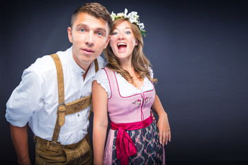 Oktoberfest, Frau und mann in Bayerischer Tracht mit Bier Krügen 