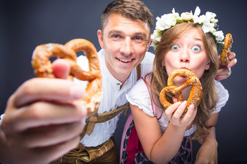Oktoberfest, Frau und mann in Bayerischer Tracht mit Bier Krügen 