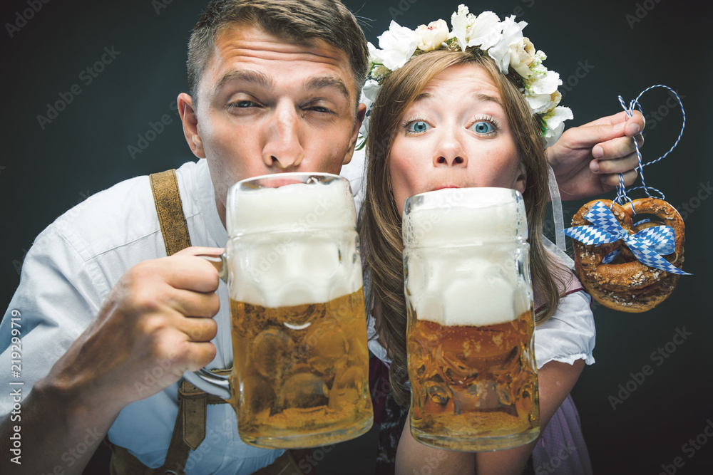 Wall mural Oktoberfest, Frau und mann in Bayerischer Tracht mit Bier Krügen 