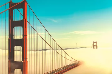 Poster Overzien van het beroemde oriëntatiepunt de Golden Gate Bridge gevangen in de mist, San Francisco, California Pacific Coast, USA. Vintage uitstraling. © Matthieu