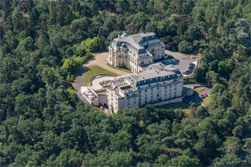 Fototapeta na wymiar vue aérienne du château de Mont Royal dans l'Oise en France
