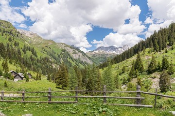 Naturpark Riedingtal Zederhaus mit Blick auf die Berge, Österreich