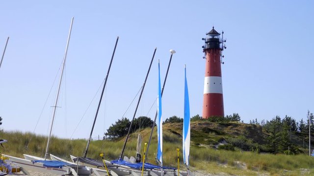 Leuchtturm Hörnum Sylt mit Dünen Landschaft und Surfschule  am Strand

