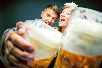 Oktoberfest, Frau und mann in Bayerischer Tracht