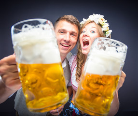 Oktoberfest, Frau und mann in Bayerischer Tracht