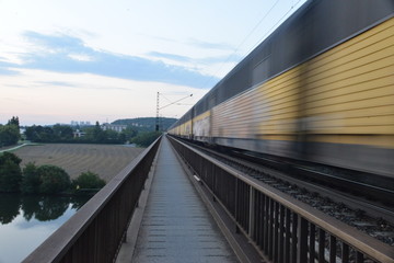 Zug Eisenbahn an der Donau