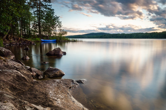 See Ufer mit Kanu, Schweden, Värmland